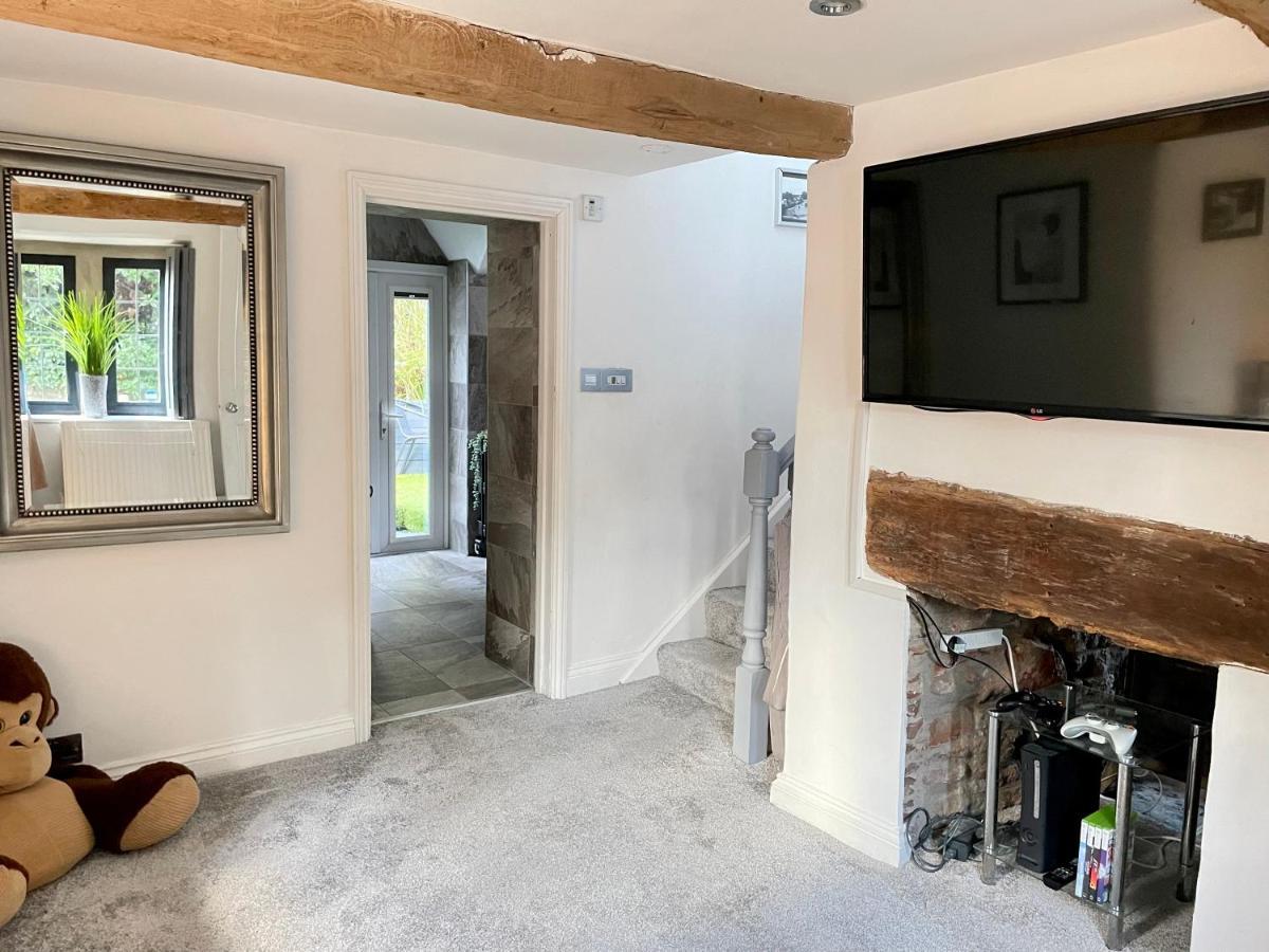2 Bedroom Cosy Cottage With Hot Tub In Hambrook Close To Bristol City Centre Exterior foto
