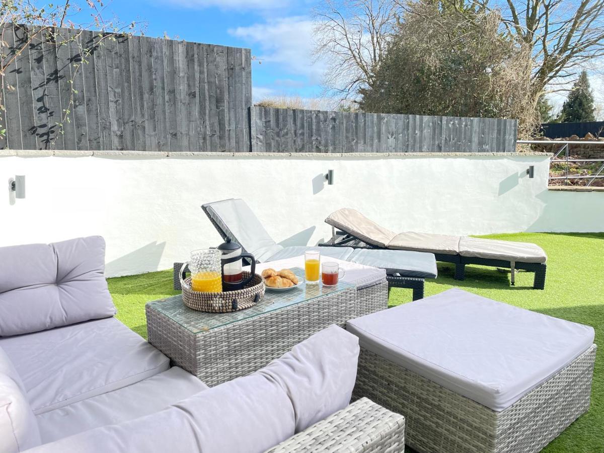 2 Bedroom Cosy Cottage With Hot Tub In Hambrook Close To Bristol City Centre Exterior foto